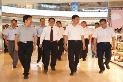 全國人大代表、廣州人大常委會主任陳建華到河源市商業中心調研